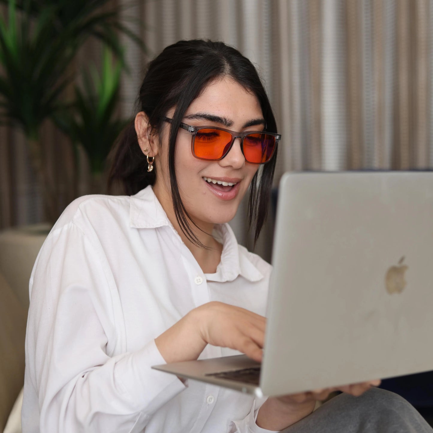 ADVANCED BLUE-LIGHT FILTERING THAT PROTECTS YOUR EYES SO EFFECTIVELY… IT FEELS AS IF YOU WEREN’T LOOKING AT A SCREEN.